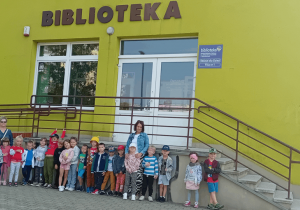 Zdjęcie grupowe przed biblioteką.