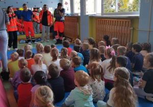 Dzieci poznaja pracę ratownika medycznego.