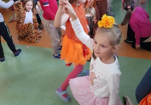 Stefcia i Iza tańczą.