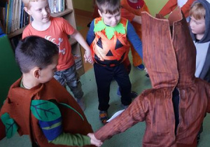 Chłopcy tańczą w kole.