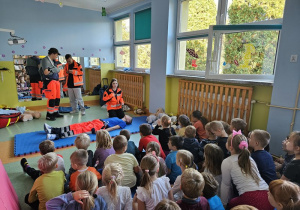 Omówienie przeprowadzenia algorytmu resuscytacji krążeniowo-oddechowej. k