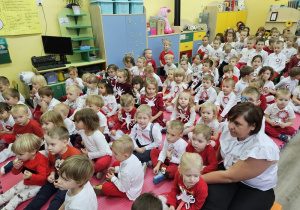 Społeczność przedszkola, która przybyła na obchody Dnia Niepodległości.