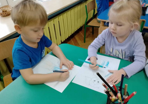 Artur i Laura malują na niebiesko.