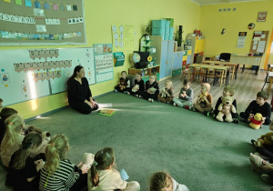 Powitanie z Panią Anetą z biblioteki.