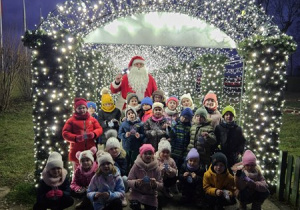 Grupowe zdjęcie w tunelu świetlnym.