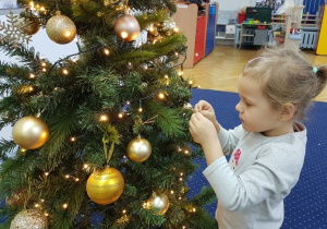 Nadusia zawiesza swoje bombki.