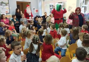 Pani Dyrektor prowadzi Św.Mikołaja