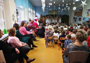 Wszyscy zebrani gości na jasełka.