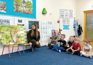 Pani z Nadleśnictwa prowadzi zajęcia edukacyjne