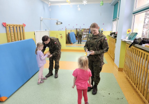 Daria i Maja wręczają upominki przybyłym gościom.