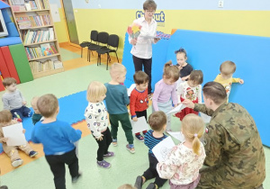 Dzieci otrzymują kolorowanki i certyfikaty