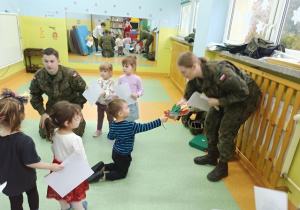 Wituś wręcza kwiaty