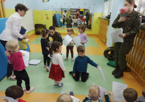 Michasia wręcza kwiaty