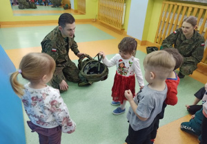 Hania sprawdza jak ciężki jest hełm