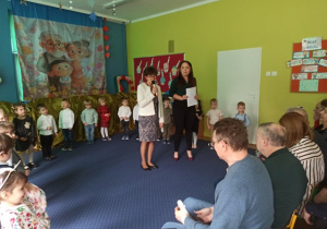 Bratkowe ciocie witają przybyłych gości