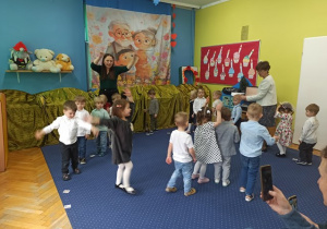Bratki śpiewają piosenkę z ruchem - Zuch