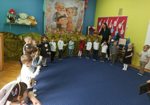Przedszkolaki śpiewają piosenkę po angielsku - Baby...