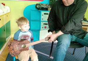 Dominik gra na ukulele