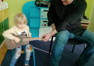 Marcelina gra na ukulele