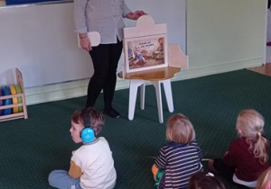 Pani Aneta pokazuje nam teatrzyk.