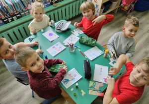 Przedszkolaki tworzą kartki walentynkowe.