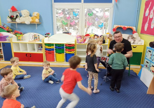 Pan Adi prezentuje grę na werblu