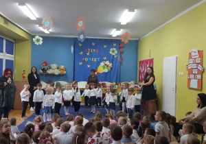 Pani Dyrektor składa życzenia wszyskim kobietom i gratuluje Bratkom wspaniałego występu