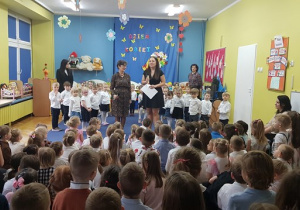 Bratkowe ciocie witają przybyłych gości