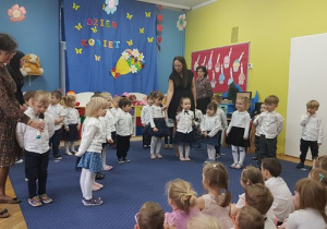 Oluś C. i Laura M. śpiewają piosenkę do mikrofonu