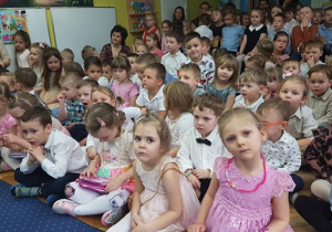 Dzieci oglądają występ