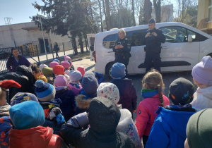 Biedronki oglądają specjalistyczny samochód do przewożenia psów.