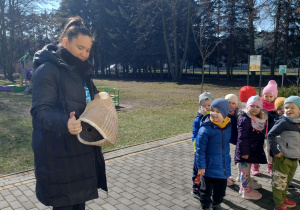 Ciocia Emilka pokazuje jak założyć rękaw treningowy.