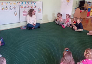 Pani Ola opowiada dzieci o tolerancji inności.