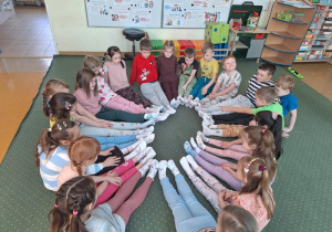 Dzieci przymierzają swoje skarpety.