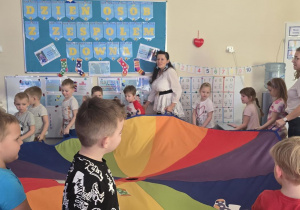 taniec z chustą animacyjną