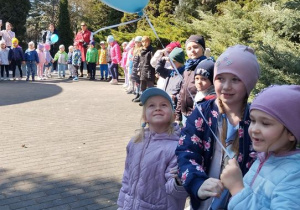 Maja, Julia i Tosia z balonem