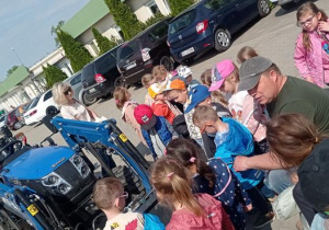 Sprzęt pomagający w pracy ogrodnikowi.
