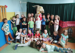 zdjęcie grupowe z Koziołkiem Matołkiem