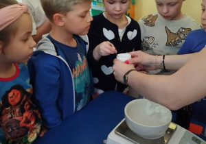 Gabrysia odmierza składniki