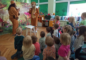 Dzieci zainteresowane eksperymentami z bańkami mydlanymi