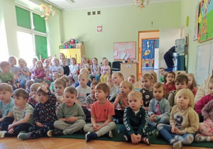 Przedszkolaki uważnie obserwują przedstawienie