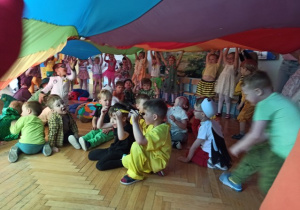 Chłopcy pod chustą animacyjną