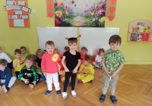 Dominik Karolek C. i Karolek H. prezentują stroje