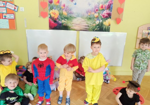Leoś Oluś Grześ prezentują swoje stroje
