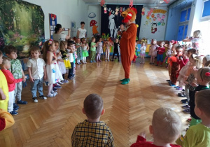 Przedszkolaki robią wielkie koło