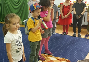 Dzieci obiecują posprzątać las.