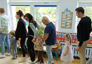 "Jedzie pociąg" - zabawa muzyczno- ruchowa.