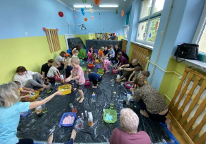 Dzieci tworzą ciekawe masy.