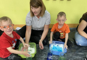 Szymonowi i Kubie bardzo podobają się zajęcia.