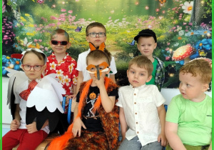 Chłopcy w oczekiwaniu na bal.